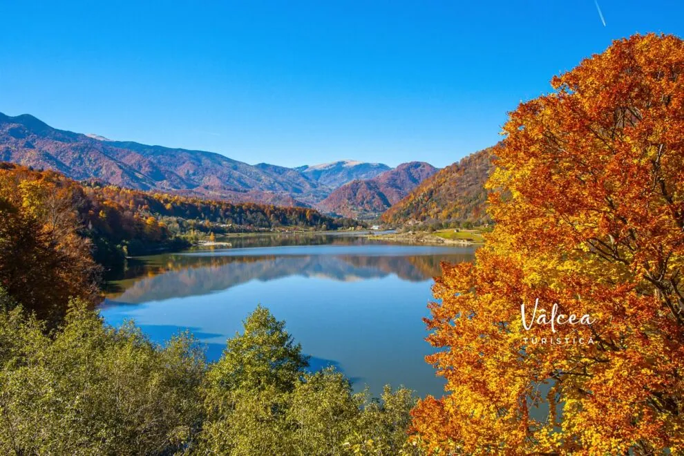 Lacul Malaia si valea montana din apropierea comunei Malaia