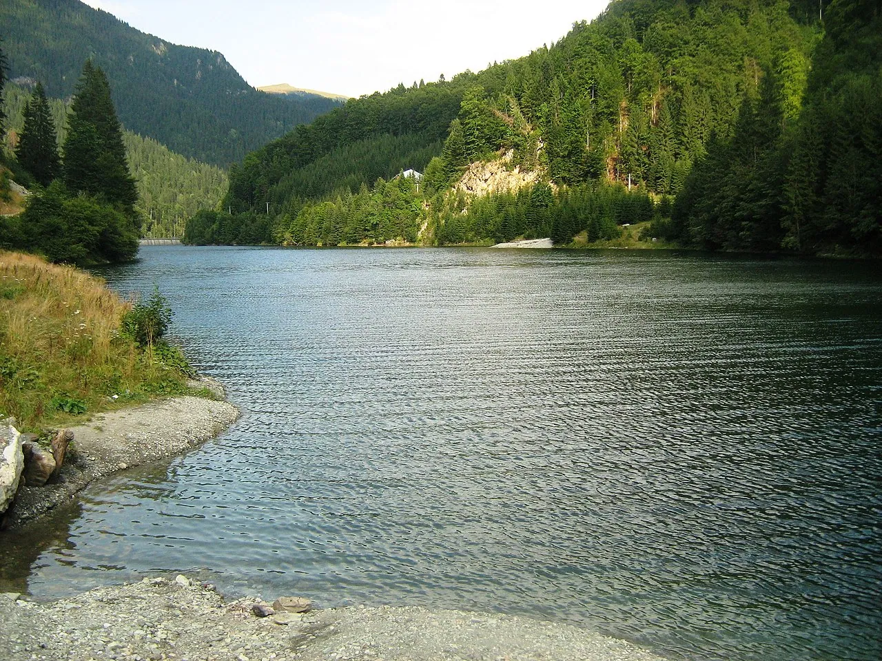 Lacul Petrimanu vazut din zona montana a Vaii Latoritei