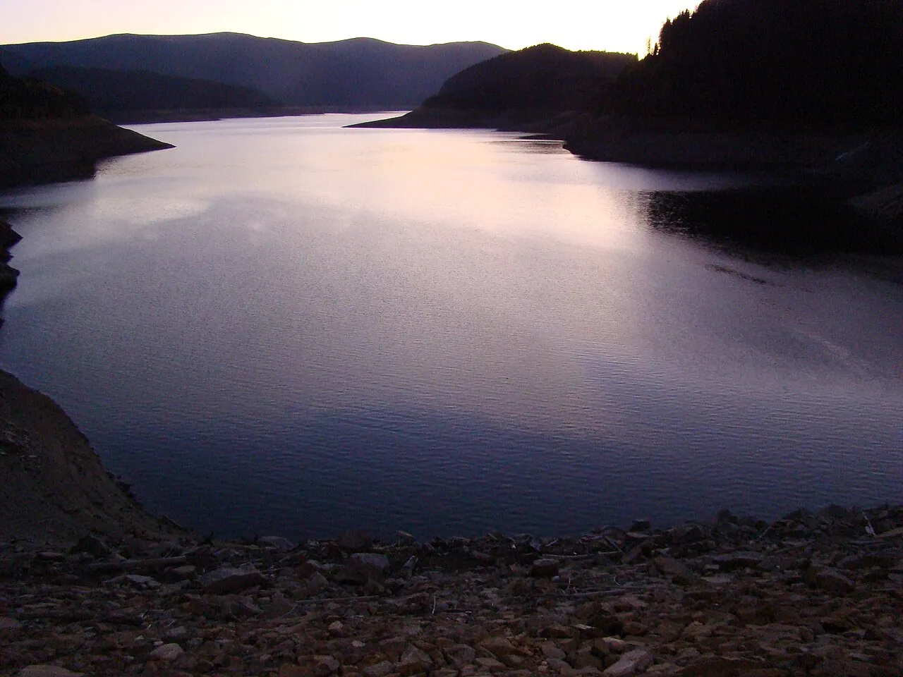 Lacul Vidra vazut din zona montana a Vaii Lotrului